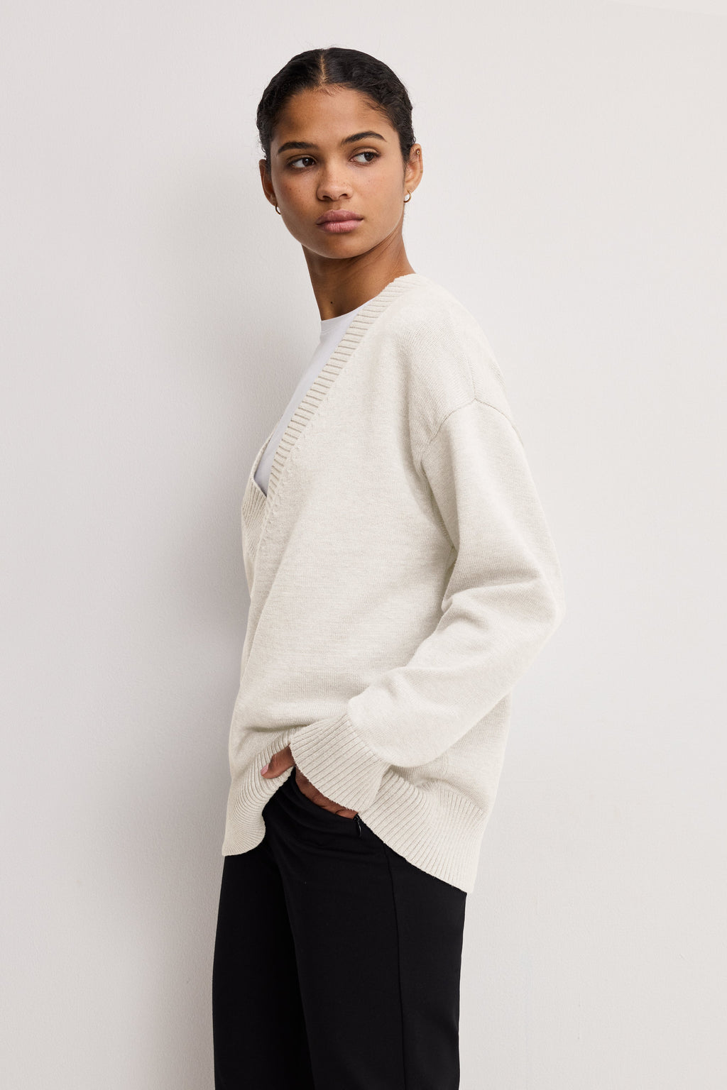 Premium DEEP V KNIT SWEATER VANILLA001