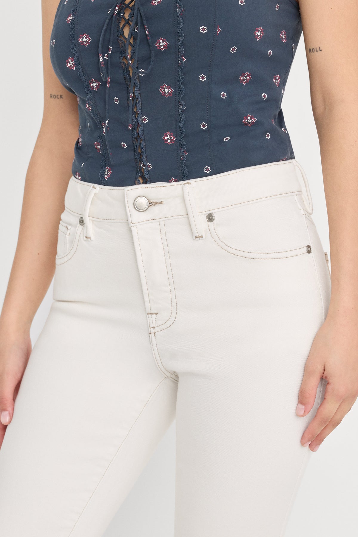 Premium DOLLY JOLEANS PETITE FLARE JEANS VINTAGE WHITE