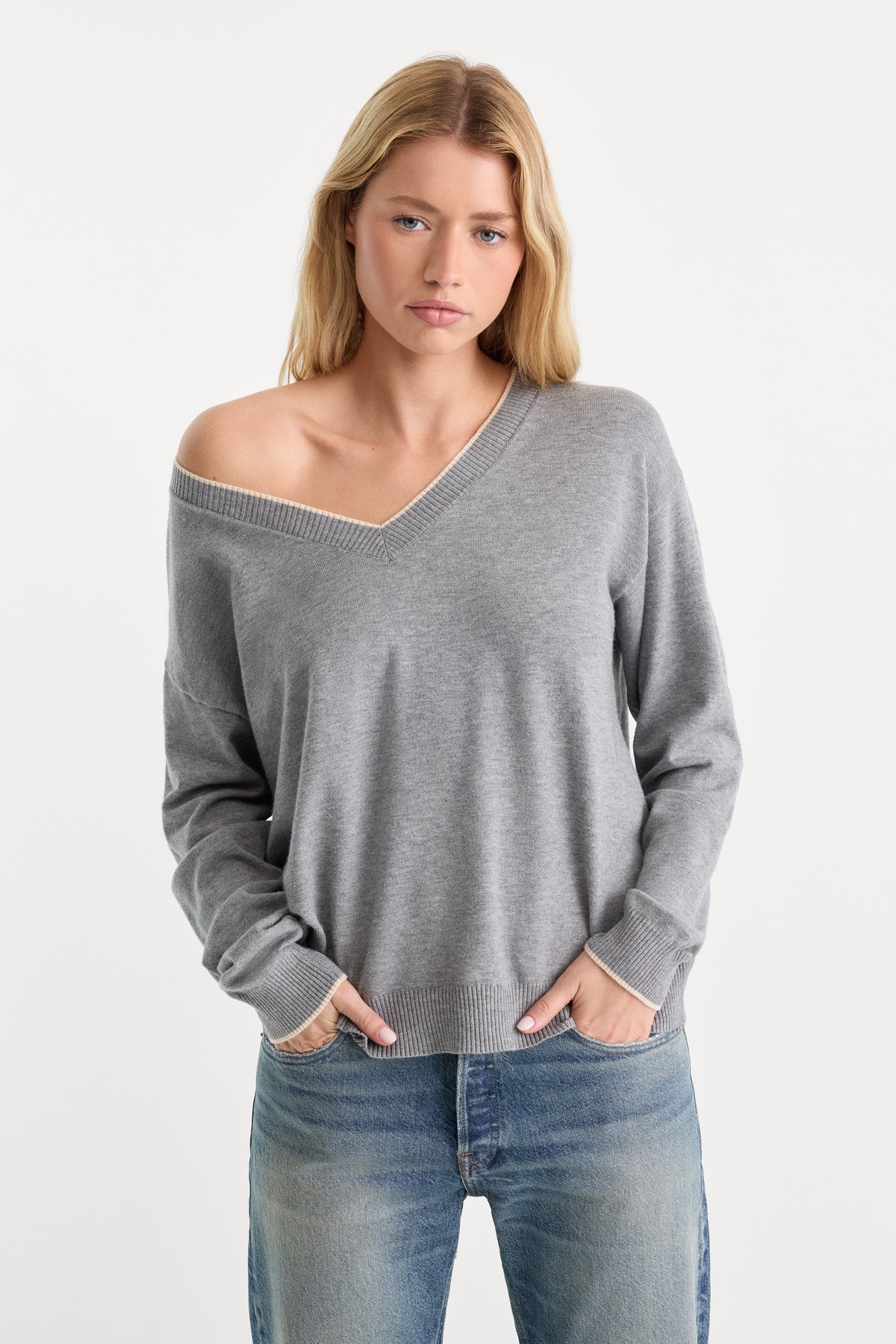 Premium THE COZY V NECK SWEATER HEATHER GREY001