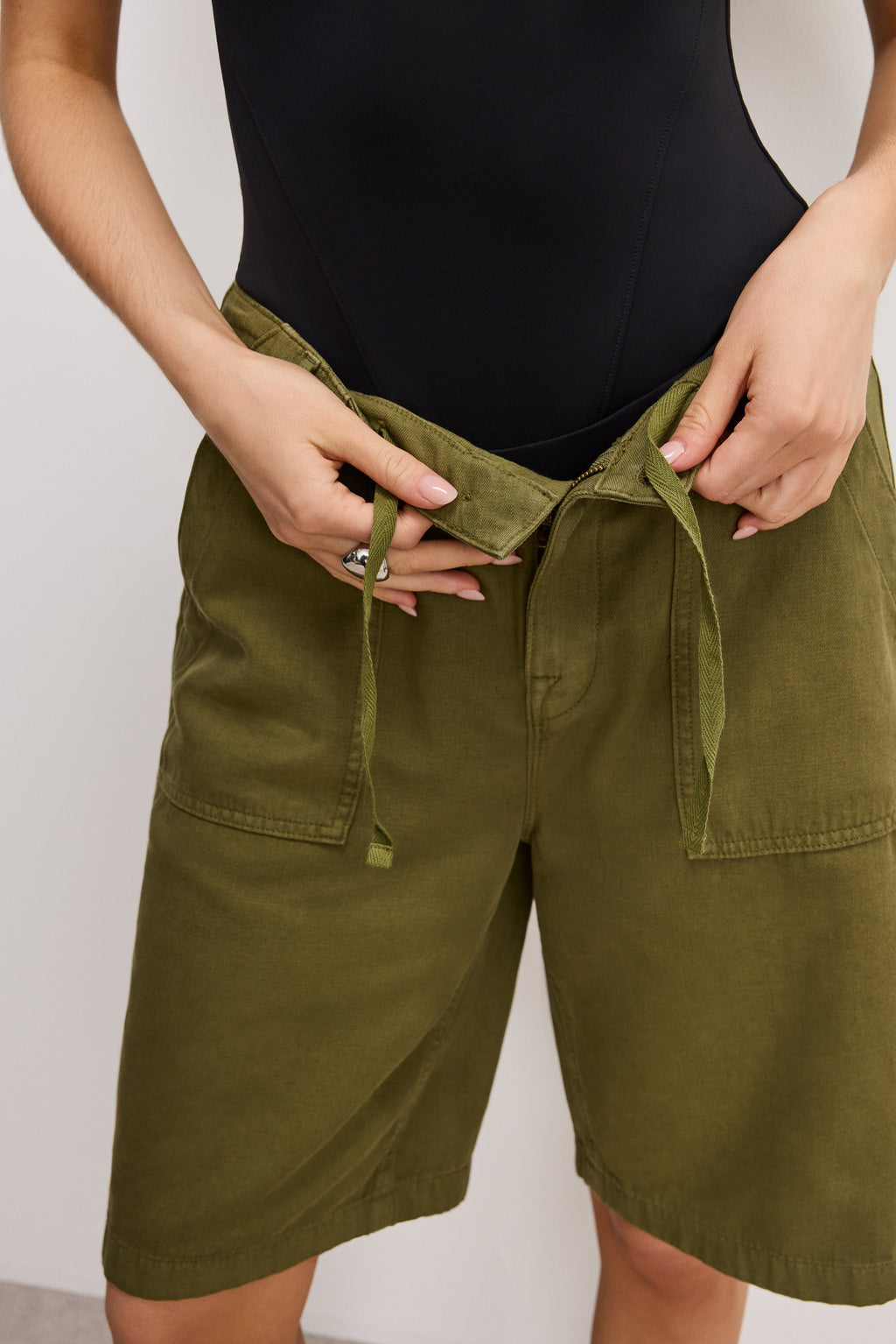 Premium LITE LINEN BERMUDA SHORT MARTINI OLIVE002